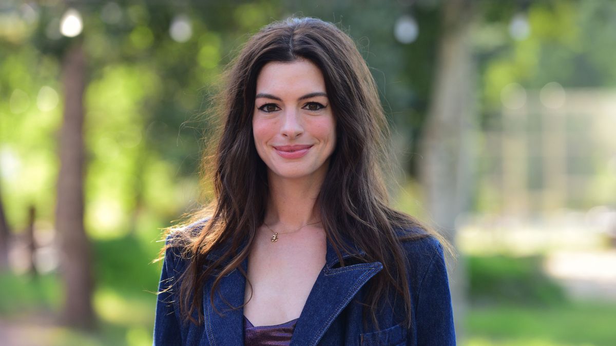 Anne Hathaway's NYC Living Room Embraces a Bold Furniture Trend