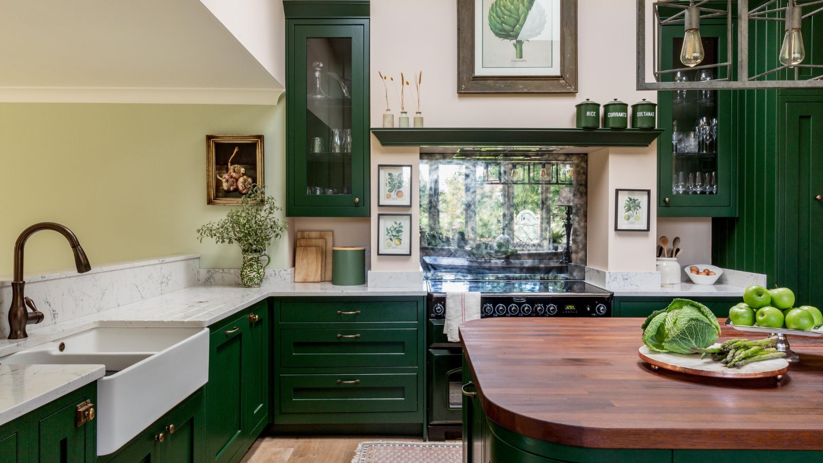 This pink and green open-plan kitchen and living room proves that complementary colors are the perfect way to achieve a harmonious space