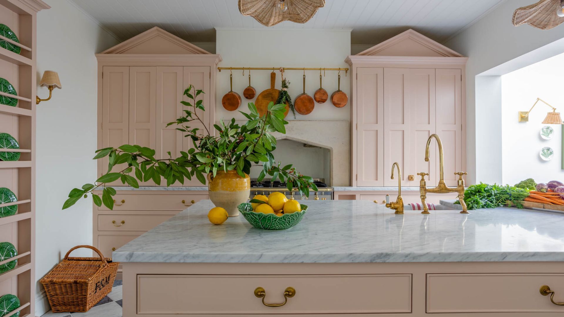 Setting Plaster vs. Dead Salmon &ndash; what's the difference between these iconic Farrow & Ball pink paints and which is the better choice for you?